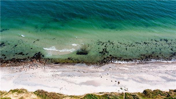Pilotbergung von Munitionsaltlasten in der Ostsee beginnt Wellen laufen am Strand der Ostsee am sogenannten Schwedeneck auf den Sand.