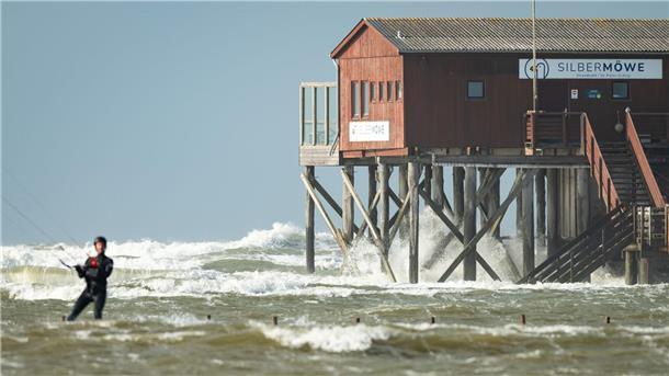 Sturmtief in Frankreich und England: Verkehr eingeschränkt Wellen peitschen an die Pfähle eines Restaurants am Strand von St. Peter Ording. (Archivbild)