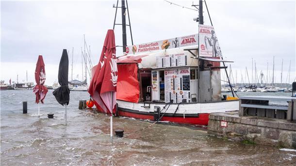 Schwere Sturmflut setzt der Ostsee-Küste zu - Eine Tote Wellen schlagen am Hafen von Greifswald auf einen Anleger.