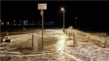 Heftige Orkanböen an der Nordseeküste erwartet Wellen überspülten die Uferpromenade in Wilhelmshaven.