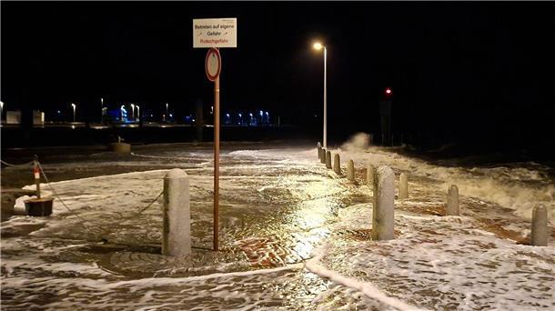 Orkanartige Böen an Nordseeküste – Wind legt weiter zu Wellen überspülten die Uferpromenade in Wilhelmshaven.