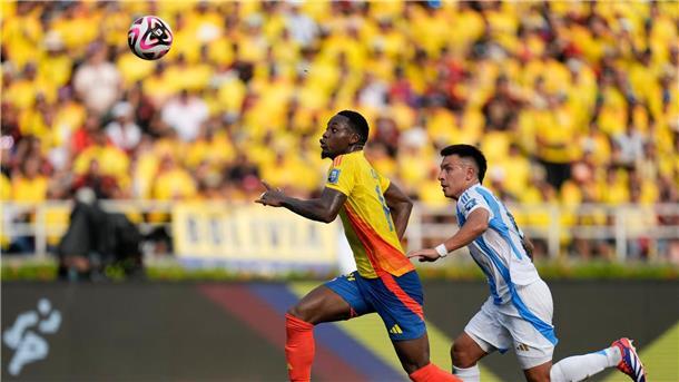 Schwergewichte Brasilien und Argentinien verlieren Weltmeister Argentinien verliert in der WM-Qualifikation gegen Kolumbien.