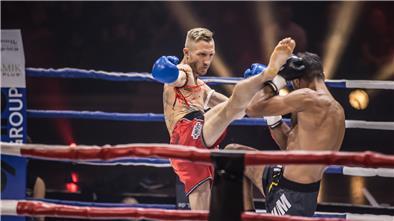 Weltmeister müssen gelenkig sein: Pascal Schroth setzt den Highkick und trifft Levan Guruli am Kopf. Die Verteidigung des Griechen kommt zu spät. Durch einen solchen Tritt gewann der Bremerhavener seinen WM-Kampf. 