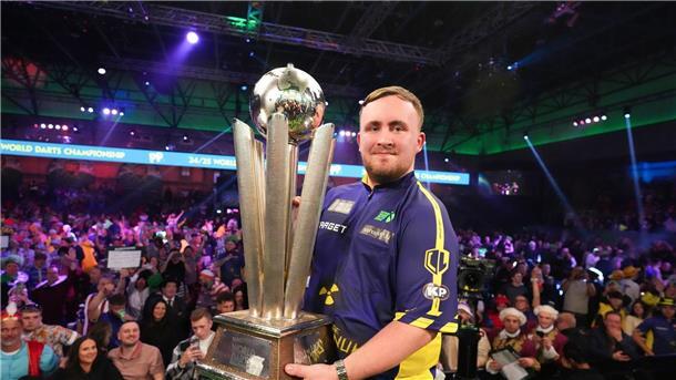 Darts-Star Littler: Titel-Triple leichter als Führerschein Weltmeister und World-Matchplay-Sieger: Luke Littler. (Archivbild)