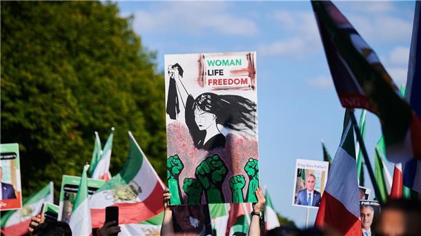 Iran: Berühmte Schauspielerin auf Kaution frei Weltweit sind am Wochenende Menschen für die Rechte von Frauen im Iran auf die Straße gegangen.