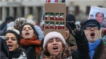 Weltweit solidarisieren sich Menschen mit den Demonstranten im Iran, wie hier beim Internationalen Tag der Menschenrechte in Berlin.