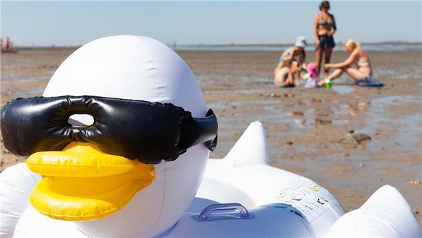 Wem es am Strand von Duhnen zu voll wird, der flüchtet ins weitläufige Watt. Foto Leuschner