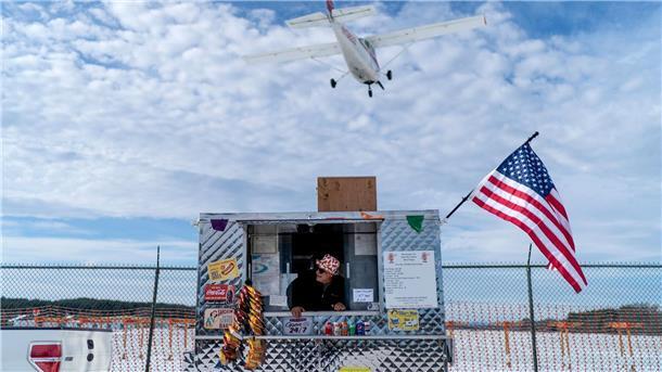 Trump-Haley-Duell in New Hampshire Wen schicken die Republikaner ins Rennen um die Präsidentschaftskandidatur? Im US-Bundesstaat New Hampshire steht nun die nächste Vorwahl an. Dieser Hotdog-Verkäufer in Nashua hofft auf viele Kunden.