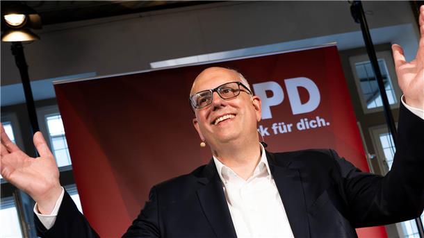 Wahlsieger Bovenschulte mit weiten Armen
