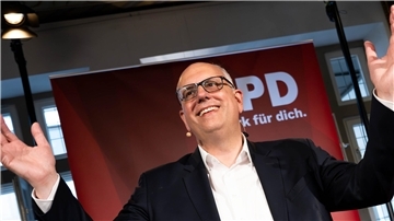 Wahlsieger Bovenschulte mit weiten Armen