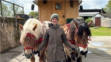 Nomadin Wencke Bellmann mit zwei Pferden.