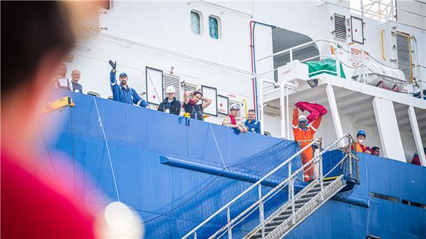 Wenig Kontakt, wenig Bewegung, wenig Ruhe und wenig Schlaf – so sieht Fachleuten zufolge für viele Seeleute der Arbeitsalltag an Bord aus. Sie sind sich einig: Das kann nur in einer gemeinsamen Anstrengung verändert werden. Das Foto entstand beim Tag der Seefahrer 2021.