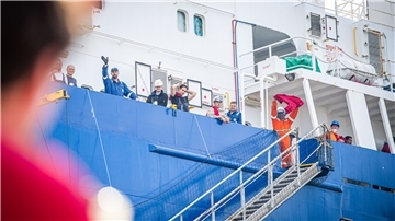 Wenig Kontakt, wenig Bewegung, wenig Ruhe und wenig Schlaf – so sieht Fachleuten zufolge für viele Seeleute der Arbeitsalltag an Bord aus. Sie sind sich einig: Das kann nur in einer gemeinsamen Anstrengung verändert werden. Das Foto entstand beim Tag der Seefahrer 2021.