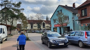 Wenig Platz für Fußgänger und Flaneure: Autos dominieren die Mattenburger Straße. In einem Stadtexperiment möchte die Verwaltung testen, mit welchen Maßnahmen die Aufenthaltsqualität verbessert werden kann.