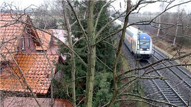 Wenige Meter von Haus und Wohnung entfernt: Ein Metronom passiert den ehemaligen „Block Kienmoor“.