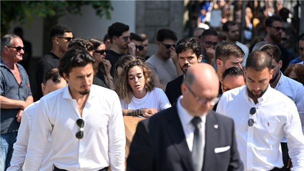 Wenige Tage nach der Hochzeit starb Diogo Jota bei einem Autounfall. Neben Rute Cardoso waren auch zahlreiche Mitspieler des Fußballprofis zur Trauerfeier gekommen.