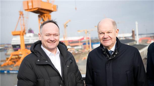 Wenige Tage vor der Wahl hat Bundeskanzler Olaf Scholz (SPD, r.) die Lloyd Werft in Bremerhaven besucht und mit dem Geschäftsführer Thorsten Rönner gesprochen. 