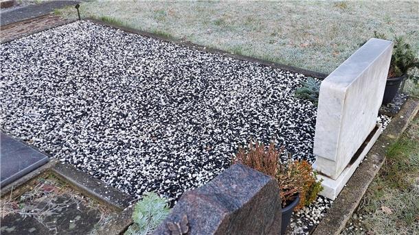 Weniger Grün geht kaum noch: Dieses Schottergrab auf dem Langener Friedhof ist nur ein Beispiel von vielen. Auch auf anderen Friedhöfen entscheiden sich immer mehr Menschen für Gräber ohne Grün. 