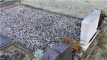 Weniger Grün geht kaum noch: Dieses Schottergrab auf dem Langener Friedhof ist nur ein Beispiel von vielen. Auch auf anderen Friedhöfen entscheiden sich immer mehr Menschen für Gräber ohne Grün. 