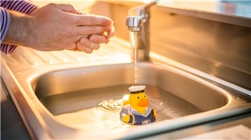 Wenn das Wasser nicht mehr fließt in Bremerhaven: Bei hohen Außenständen kann die SWB einen Haushalt sperren.