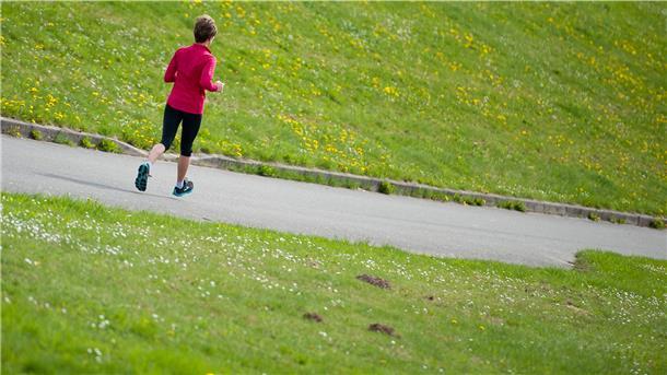 Wenn das Wetter schön ist und es nur wenige Möglichkeiten gibt, sich fit zu halten, schnüren wieder viele ihre Laufschuhe.