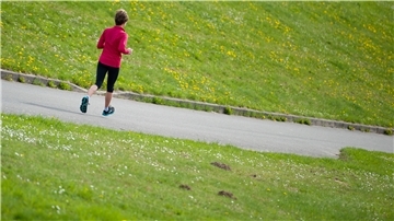 Wenn das Wetter schön ist und es nur wenige Möglichkeiten gibt, sich fit zu halten, schnüren wieder viele ihre Laufschuhe.