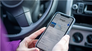 Wenn der Motor läuft, dürfen Smartphone, Tablet & Co. nur benutzt werden, wenn sie nicht in der Hand gehalten werden.