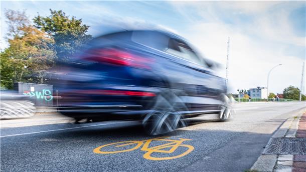 Wenn die äußerste Spur der Kennedybrücke ab Mitte Oktober zum Radfahrstreifen auf Probe wird, dann dürfen Autos diese Linie nicht überfahren.