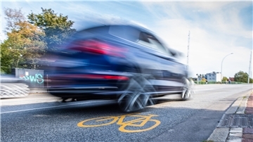 Wenn die äußerste Spur der Kennedybrücke ab Mitte Oktober zum Radfahrstreifen auf Probe wird, dann dürfen Autos diese Linie nicht überfahren.