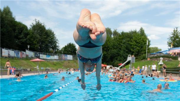 Freibäder suchen dringend Personal für den Sommer Wenn die Freibäder öffnen, müssen qualifizierte Retter am Beckenrand stehen - sonst könnten wieder Bäder teils geschlossen werden.