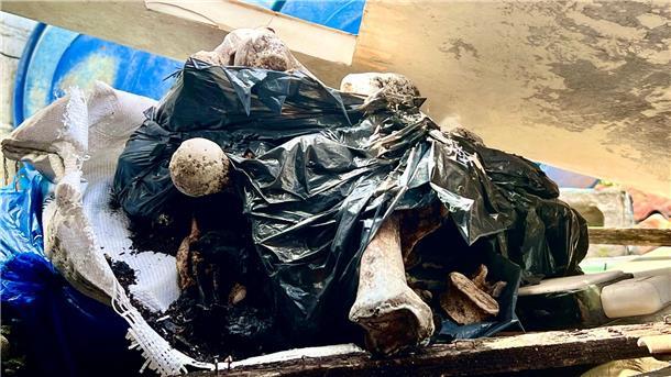 Leben mit den Toten - Der Friedhof-Slum von Manila Wenn die Grabmiete nicht verlängert wird, werden die Gebeine weggebracht - und landen oft in Plastiksäcken.