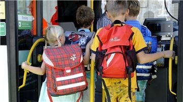 Busfahrende Schüler 
