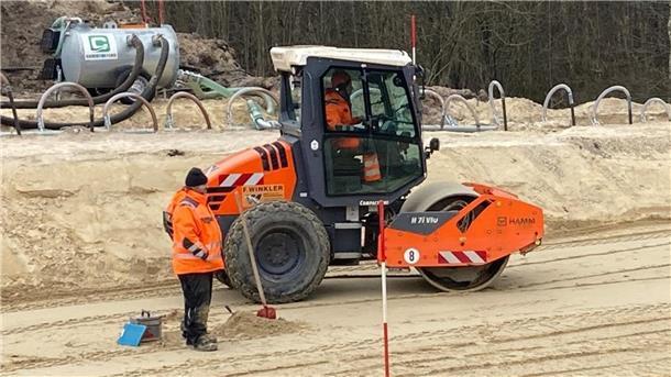 Wenn die Walze zum Einsatz kommt, um den Sand zu verdichten, wackelt der Boden. 