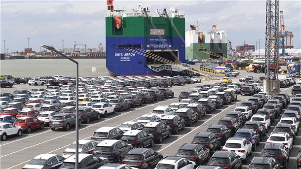 Wenn durch Automatisierung das Personal besser gesteuert werden kann, werden auf dem Autoterminal womöglich weniger Fahrer gebraucht, heißt es in einem Senatsbericht.