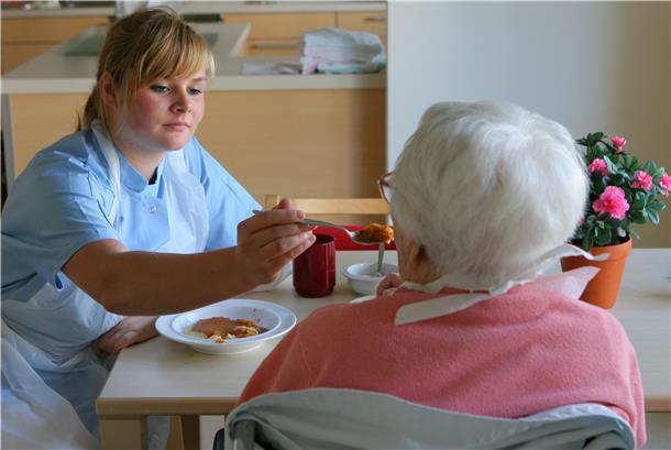 Wenn ein an Demenz erkrankter Mensch die Aufnahme von Essen und Trinken verweigert, kann das ein eigengefährdenes Verhalten sein - und damit möglicherweise ein Grund für eine Einweisung in die Psychiatrie.