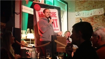 „Wenn ein Auge lacht und ein Auge weint, ist ein Auge wahrscheinlich entzündet.“ Max Osswald in seinem Element.