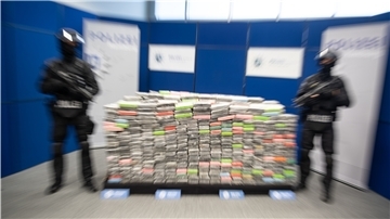 Wenn eine große Menge Kokain gefunden wird, dann wird diese auch bei der Präsentation bewacht. Auch in diesem Jahr wird es nach ersten Schätzungen des Zolls eine Rekordmenge beschlagnahmter Drogen geben.