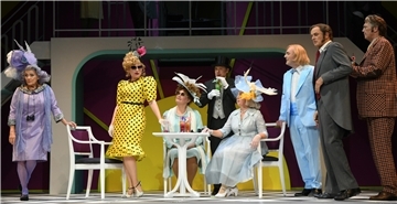 Wenn Eliza Doolittle (Victoria Kunze in Gelb) die feine Gesellschaft unterhält, amüsiert sich auch das Publikum bestens: Hier mit Mrs. Higgins (Isabel Zeumer), Lady Boxington (Brigitte Rickmann), Lord Boxington (James Bobby), Mrs. Eynsford-Hill (Elena Zehnoff), Freddy Eynsford-Hill (Andrew Irwin), Oberst Pickering (Kay Krause) und Prof. Higgins (Dirk Böhling).
