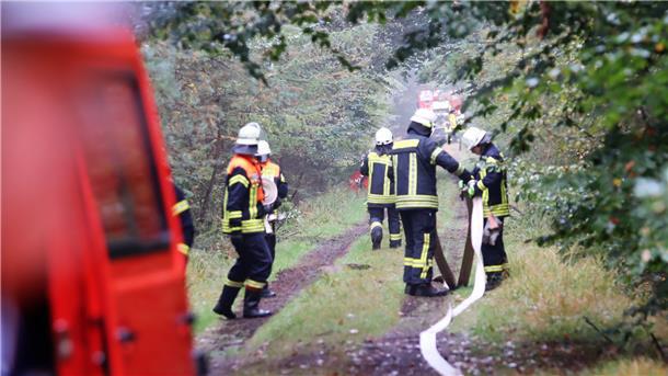 Wenn es brennt, muss es schnell gehen. Erst recht im Wald. Im Ummelforst in Hepstedt proben Einsatzkräfte der Kreisfeuerwehrbereitschaft Rotenburg Mitte bei einer Großübung den Ernstfall.