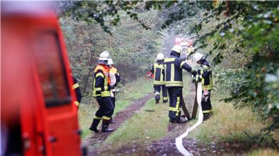 Wenn es brennt, muss es schnell gehen. Erst recht im Wald. Im Ummelforst in Hepstedt proben Einsatzkräfte der Kreisfeuerwehrbereitschaft Rotenburg Mitte bei einer Großübung den Ernstfall.