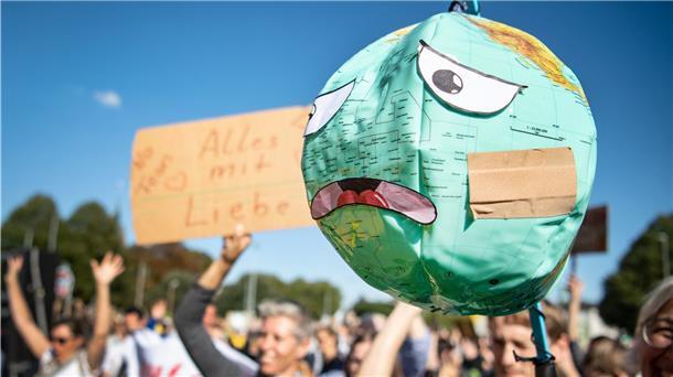 Wenn es dem Globus schlecht geht, belaste das junge Klimaaktivisten häufig auch selbst seelisch, sagen Therapeuten.