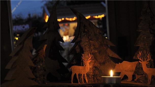 Wenn es dunkel wird, wird die Atmosphäre lauschig im Abbehauser Weihnachtsdorf.
