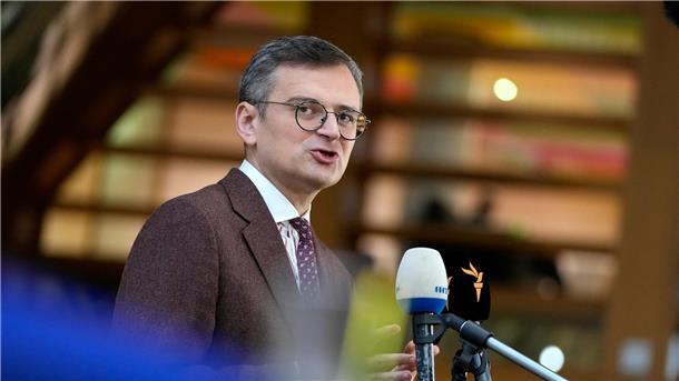 Scholz fordert von Brüssel klare Botschaft an Putin Wenn es keine positive Entscheidung gebe, wäre dies äußerst demotivierend für die Menschen in der Ukraine, warnte Außenminister Dmytro Kuleba in Brüssel.