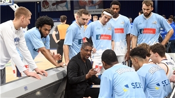 Wenn es sportlich nicht läuft, ist der Zusammenhalt umso wichtiger. Die Eisbären haben sich an Thanksgiving gemeinsam auf das Heimspiel gegen die Gießen 46ers eingestimmt.