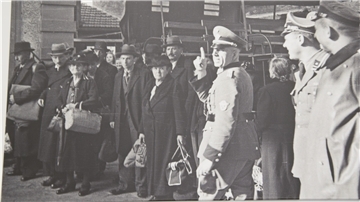 Wenn Fotos der Inszenierung von Macht dienen: Am 22. Oktober 1940 entstand diese Aufnahme in Lörrach aus dem Blick der Täter.