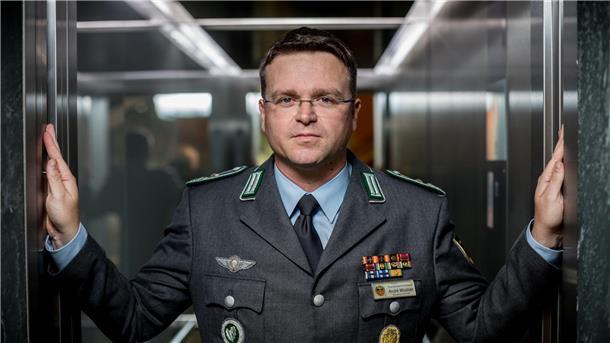 Bundeswehrverband will „Machtwort“ von Scholz „Wenn für unsere Regierung Worte wie Verteidigungsfähigkeit, Schutz oder Wehrhaftigkeit nicht bloße Worthülsen sein sollen, muss Bundeskanzler Scholz seine Richtlinienkompetenz wahrnehmen und ein Machtwort sprechen“, sagt der Vorsitzende des Bundeswehrverbandes, Oberst André Wüstner.