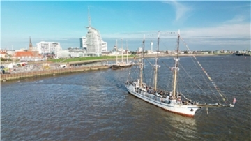 Wenn im August 2025 die Sail in Bremerhaven stattfindet, gibt es wieder Gelegenheit, das Spektakel auf einem Segelschiff von der Weser aus zu erleben.