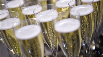 Wenn in Deutschland die Sektkorken knallen, wird immer öfter auch mit alkoholfreiem Schaumwein angestoßen.