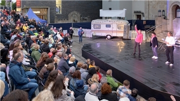 Wenn Instant Impro auftritt, gibt es keine freien Plätze mehr: Norman, Alexandra und Thorsten begeisterten auf der Sommerbühne die Zuschauer, als sie in Sekundenschnelle von Tinder, zu Mathe ins Seniorenheim wechselten.