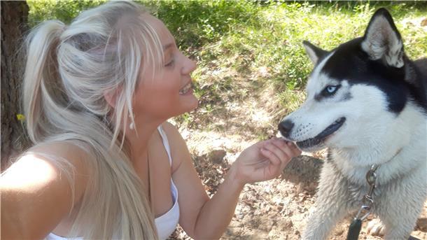 Wenn Kamilla Szewczyk sich nicht gerade um Straßenhunde aus Rumänien kümmert, arbeitet sie als Justizvollzugsbeamtin in Bremerhaven.